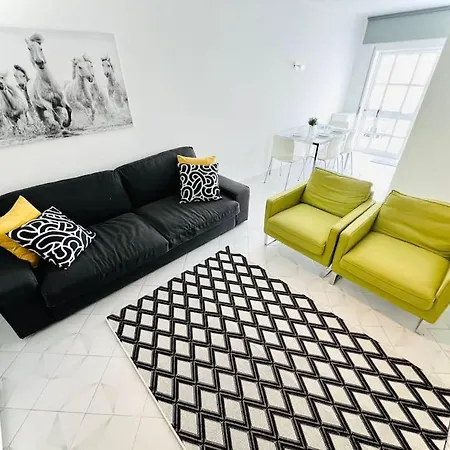 High Standard Flat, Next To All Attractions Apartment